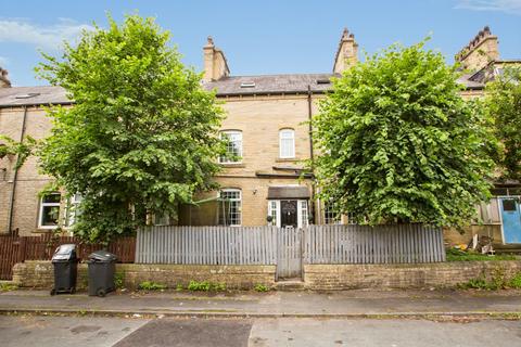 4 bed property, in Westfield Place, £160,000