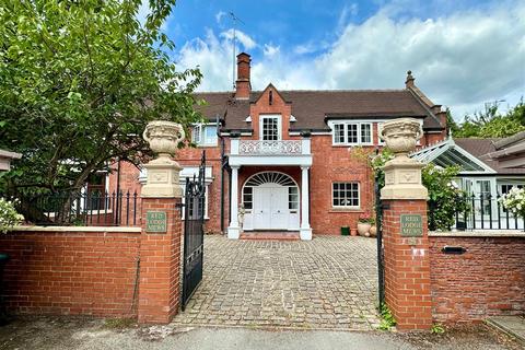 4 bed property, in Buxton Road West, £700,000