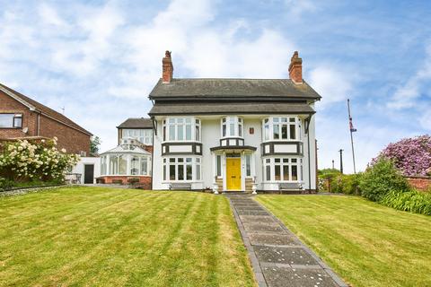 6 bed property, in Church Street, £750,000