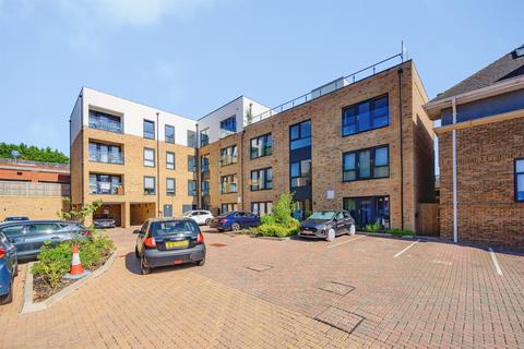 1 bed property, in Marlowes, £230,000