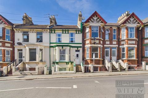 3 bed property, in Mount Pleasant Road, £260,000