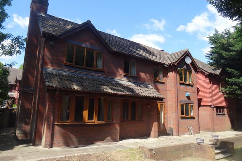 5 bed property, in Woodview Close, £1,195,000