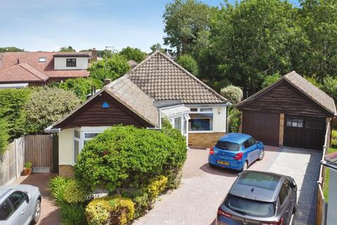 3 bed property, in Priory Close, £570,000
