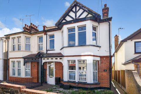 2 bed property, in St. Andrews Road, £250,000