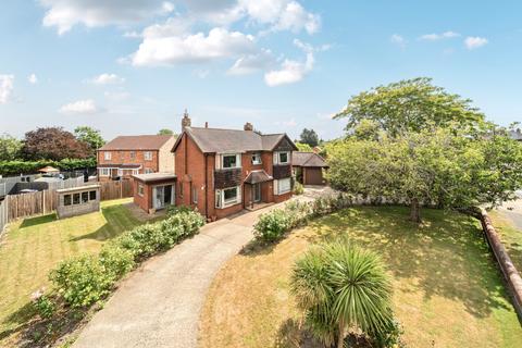 4 bed property, in High Street, £395,000