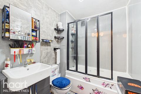 1 bed property, in Cleavers Avenue, £150,000
