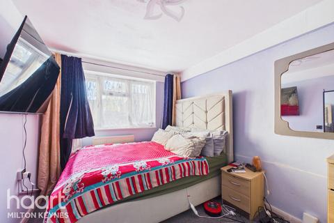 1 bed property, in Cleavers Avenue, £150,000