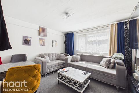 1 bed property, in Cleavers Avenue, £150,000