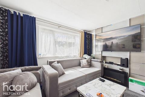 1 bed property, in Cleavers Avenue, £150,000