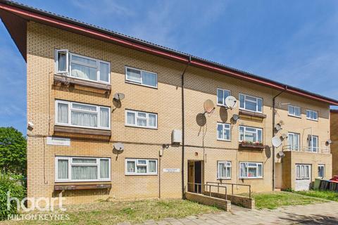 1 bed property, in Cleavers Avenue, £160,000