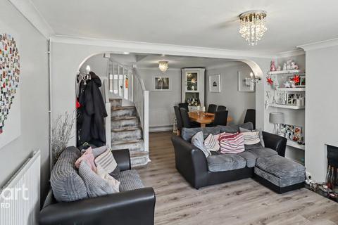 2 bed property, in Mead Road, £250,000