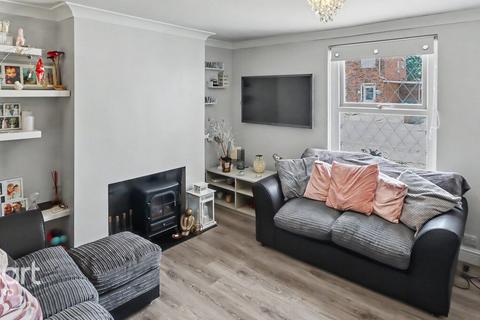 2 bed property, in Mead Road, £250,000
