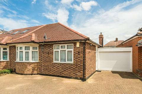 2 bed property, in Ashton Gardens, £529,950