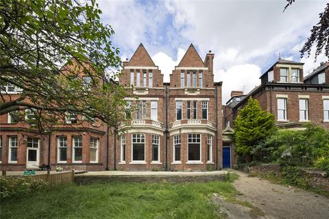6 bed property, in Thornhill Park, £495,000
