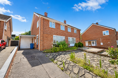 4 bed property, in Ashenhurst Road, £240,000