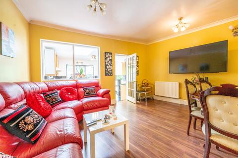 6 bed property, in Empress Avenue, £650,000