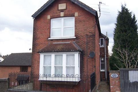 1 bed property, in Linkfield Street, £120,000