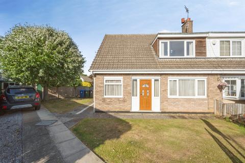 3 bed property, in Greenfield Close, £200,000
