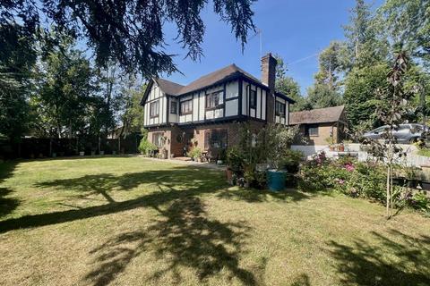 4 bed property, in Godstone Road, £850,000