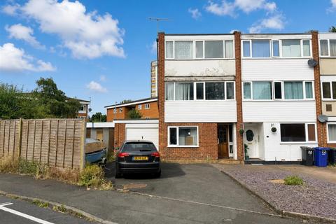 3 bed property, in Holly Grove, £300,000
