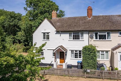 3 bed property, in Red Oaks Mead, £839,995