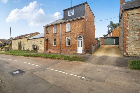 3 bed property, in High Street, £500,000