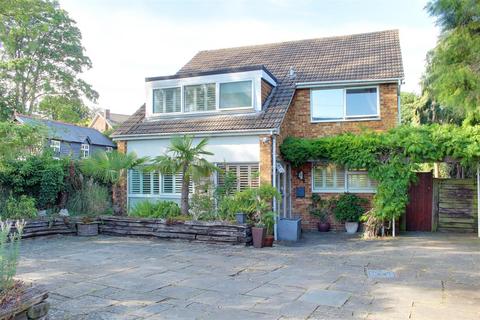 4 bed property, in Northaw Road West, £745,000