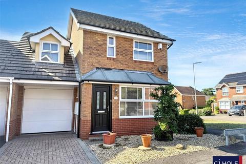 3 bed property, in Dodington Close, £300,000