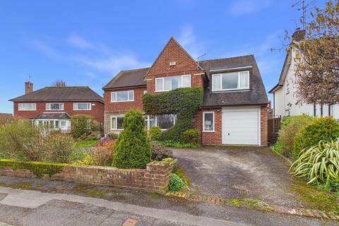 4 bed property, in Elizabeth Crescent, £700,000
