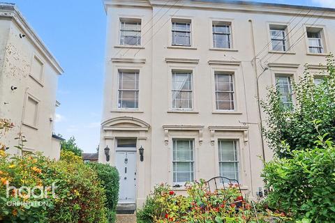 1 bed property, in High Street, £200,000