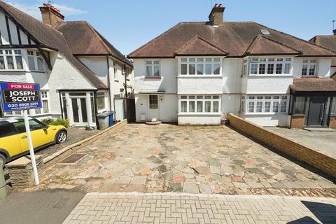 3 bed property, in Edgwarebury Gardens, £725,000