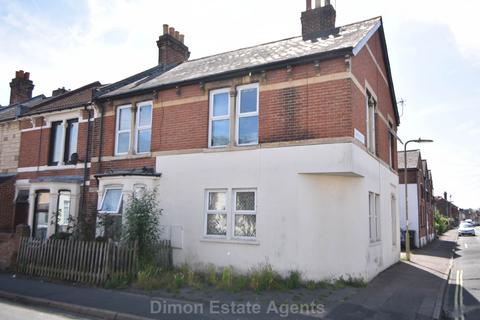 2 bed property, in Queens Road, £175,000