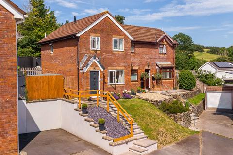 3 bed property, in Lane End Park, £270,000