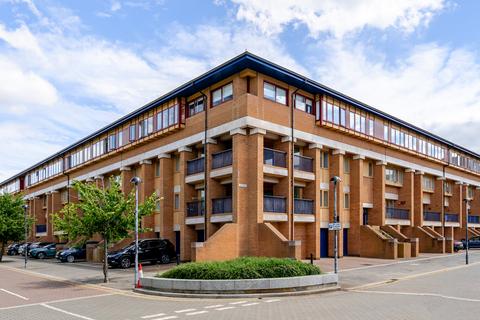 2 bed property, in North Row, £285,000