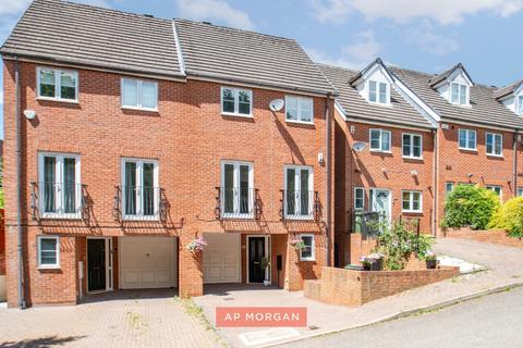 3 bed property, in Torrs Close, £350,000