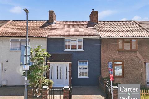 2 bed property, in Raydons Road, £375,000