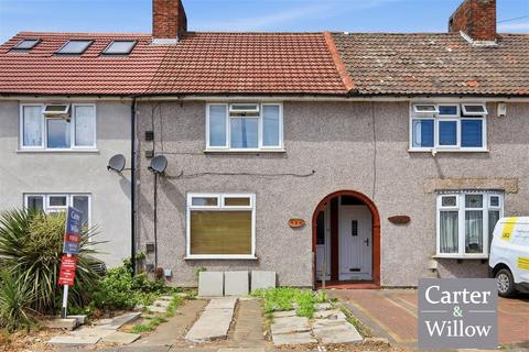 2 bed property, in Lodge Avenue, £375,000