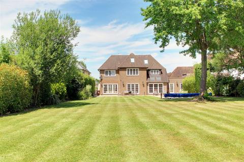 6 bed property, in Brookmans Avenue, £2,499,950