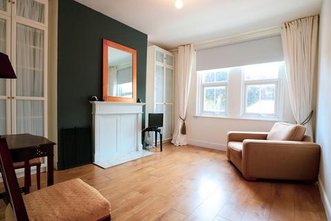 1 bed property, in Kenilworth Road, £145,000