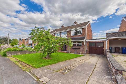 3 bed property, in The Lawns, £295,000