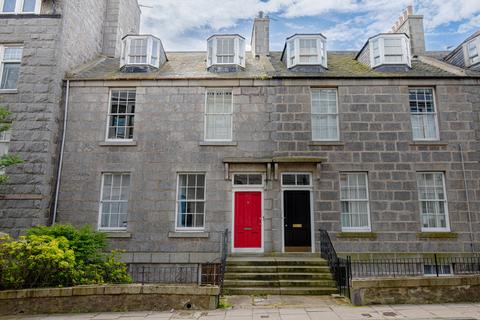 2 bed property, in Dee Place, £67,500