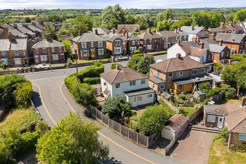 4 bed property, in Bergholt Road, £450,000