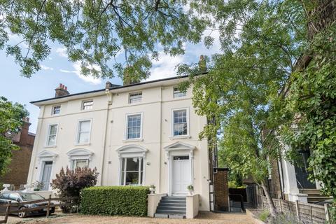 2 bed property, in Shooters Hill Road, £550,000