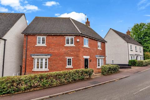4 bed property, in Long Close, £400,000
