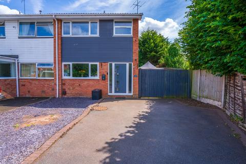 3 bed property, in Oak Apple Close, £260,000