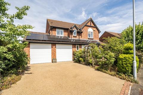 4 bed property, in Old Station Gardens, £450,000