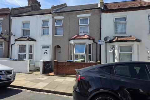 3 bed property, in Kentmere Road, £425,000