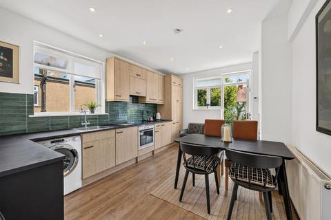 2 bed property, in Rothesay Avenue, £495,000