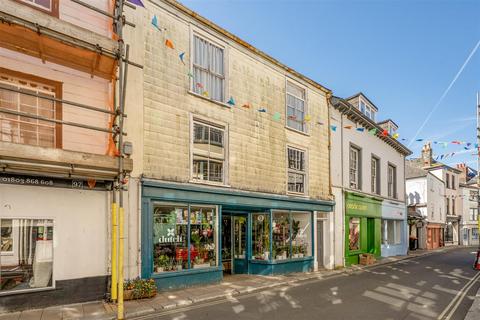 2 bed property, in High Street, £465,000