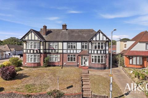 4 bed property, in Wood View, £650,000